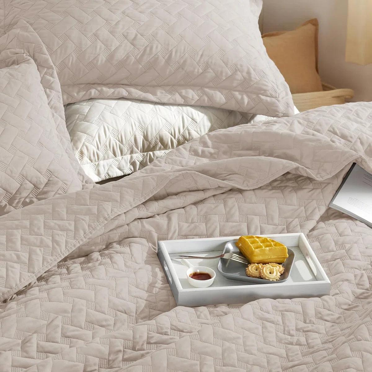 Twin/Twin XL Lightweight Quilted Blanket - Breathable Basket Weave Quilt for Dorm Room & Home - AC-Friendly Summer Bedding for Bed & Sofa - Natural-Soft Gift for Women & College Students, All Seasons
